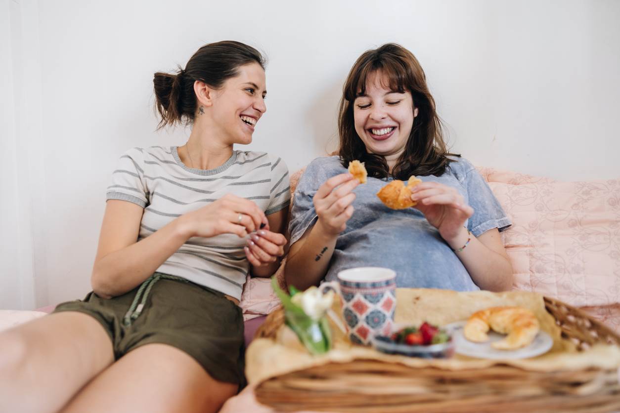 Grávida tomando café da manhã na cama com a irmã, matando o desejo por croissant